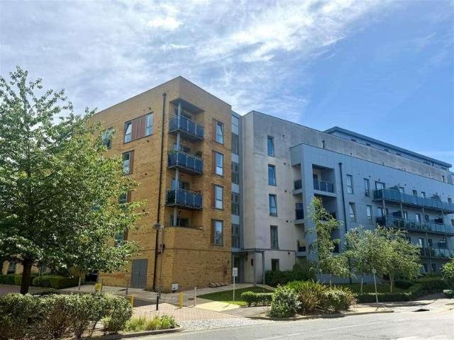 Flat for sale in Summerstown, Greater London
