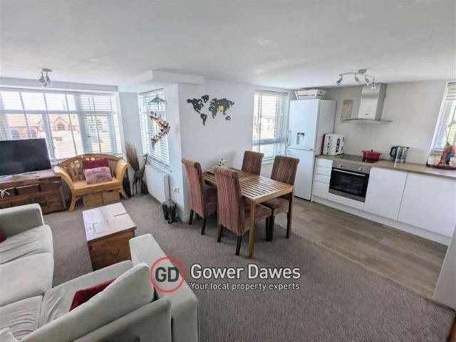Flat for sale in Tilbury, Essex
