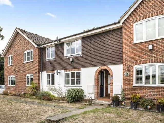Flat for sale in Heol-las, Surrey