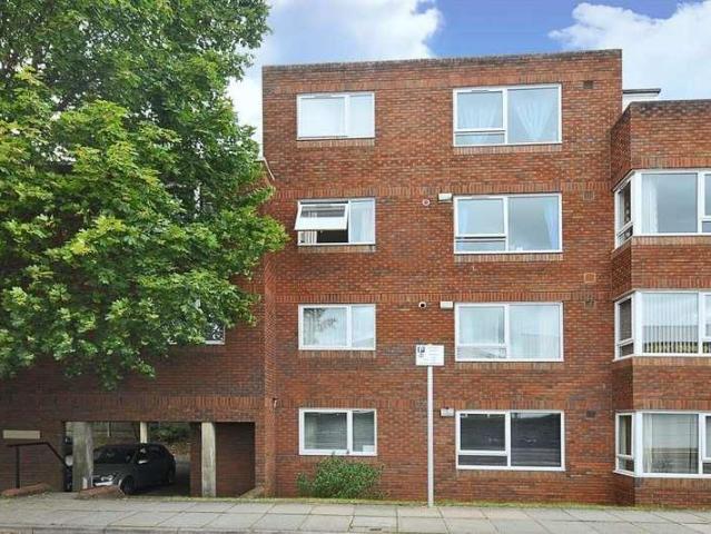 Flat for sale in North Sheen, Greater London