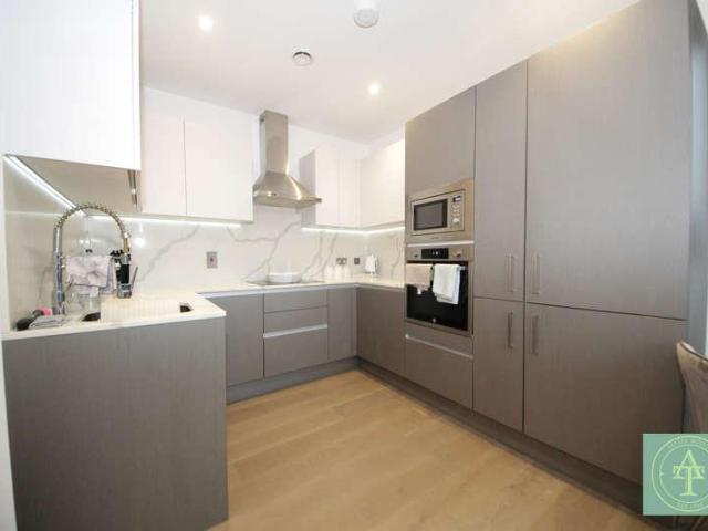Flat for sale in Palmers Green, Greater London