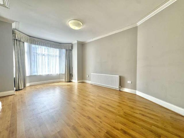 Flat for sale in Palmers Green, Greater London