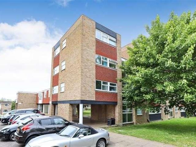 Flat for sale in Hatching Green, Five Acres