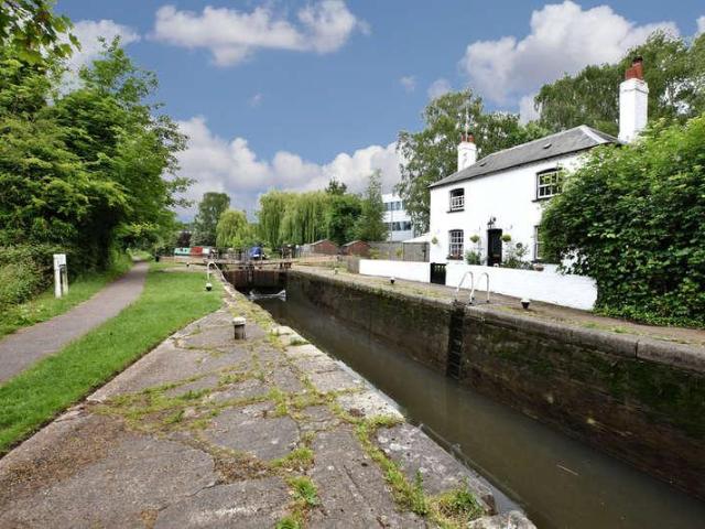 Flat for sale in Batchworth, Hertfordshire
