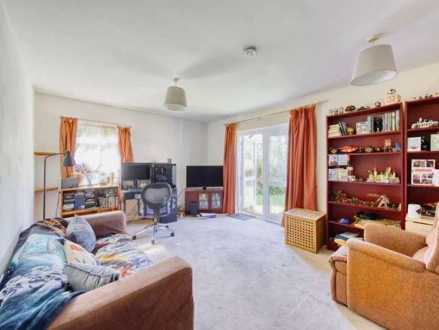 Flat for sale in Hampton Wick, Greater London