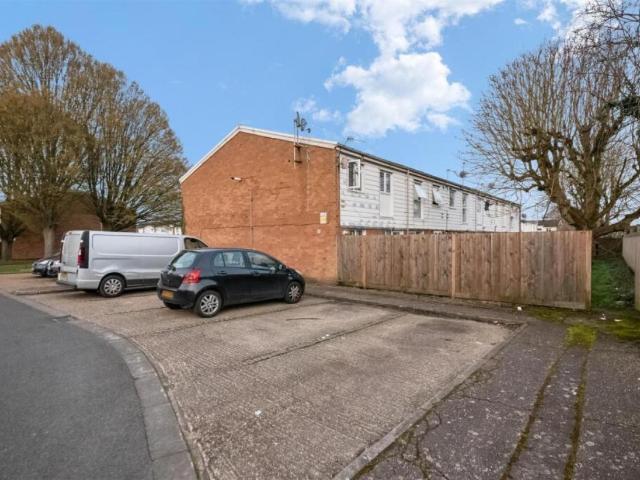 Flat for sale in Yeading, Greater London