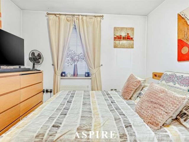 Flat for sale in Vange, Essex