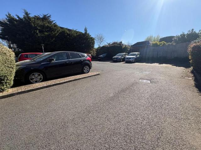 Flat for sale in Worcester Park, Greater London