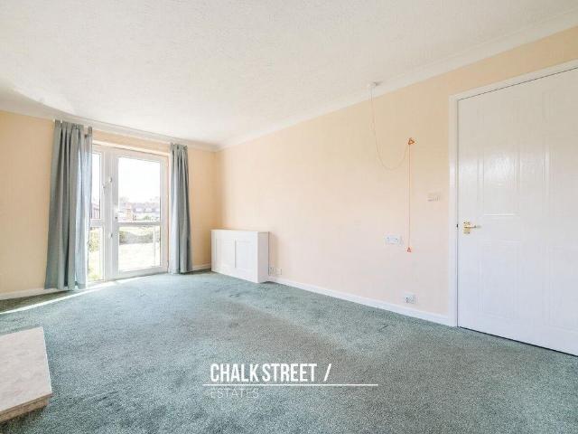 Flat for sale in Romford, Gidea Park