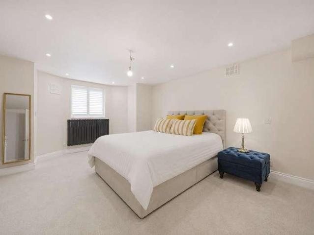 Flat for sale in Kilburn, Greater London