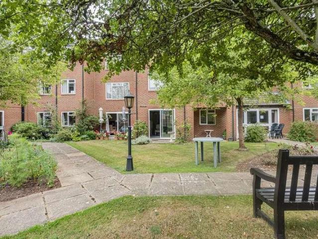 Flat for sale in Lunnon, Buckinghamshire