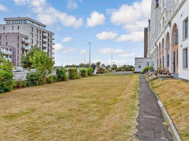 Flat for sale in West Worthing, Worthing