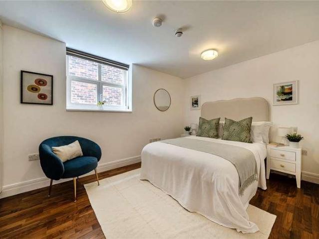 Flat for sale in London Borough of Hounslow, Greater London