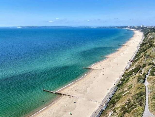 Flat for sale in Pokesdown, Bournemouth