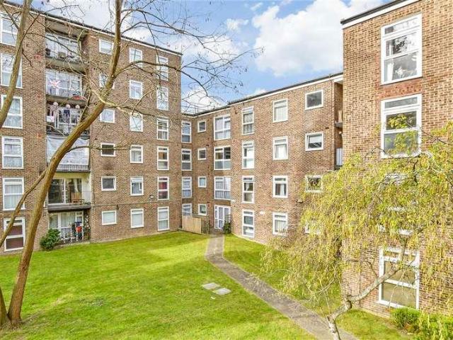 Flat for sale in Carshalton Beeches, Greater London
