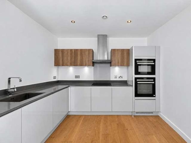 Flat for sale in Surrey Quays, Greater London