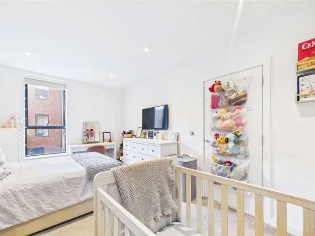 Flat for sale in Heol-las, Surrey