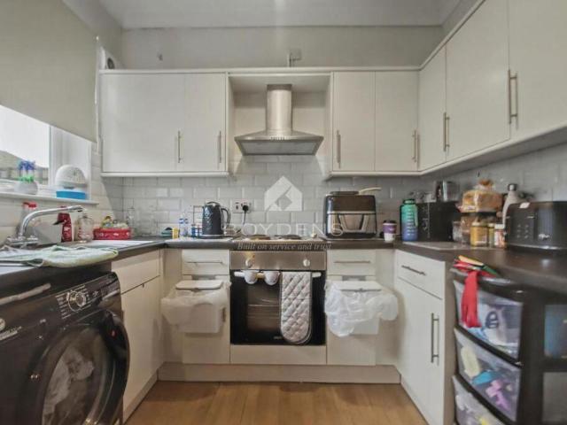 Flat for sale in Dale Hill, Essex