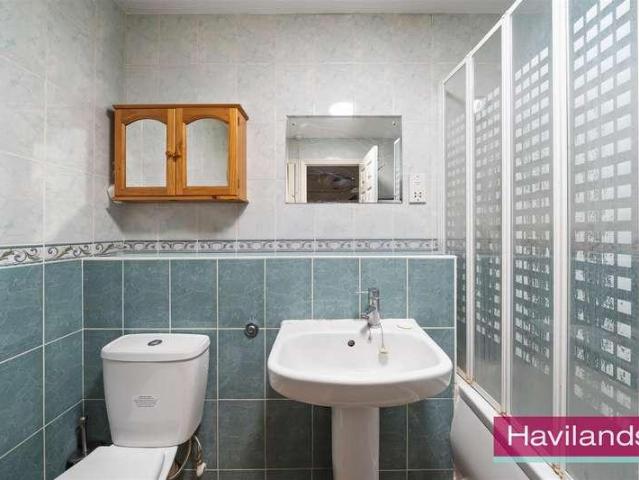 Flat for sale in Southgate, Greater London