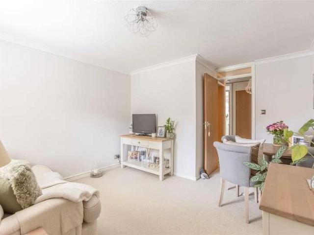 Flat for sale in Slough, Colnbrook