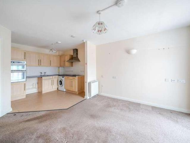 Flat for sale in Wallington, Greater London
