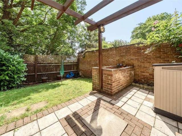 Flat for sale in London Borough of Ealing, Perivale