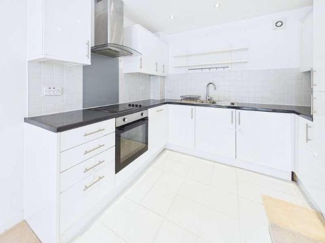 Flat for sale in Kingsbury, Greater London