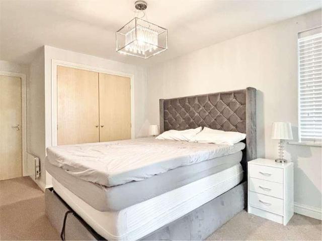Flat for sale in Woking, Surrey