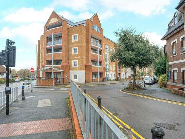 Flat for sale in Holloway Hill, Fole