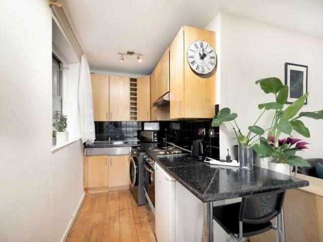 Flat for sale in Earl's Court, Greater London