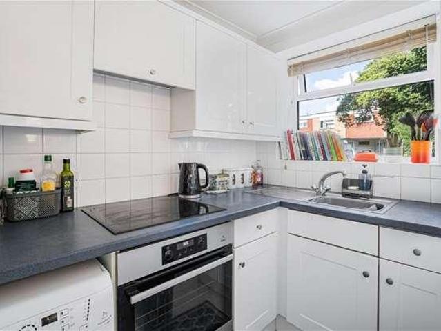 Flat for sale in Hatching Green, Five Acres