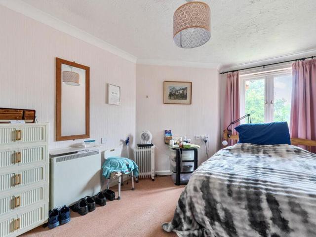 Flat for sale in Heol-las, Surrey