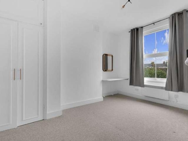 Flat for sale in Folkestone, Foord