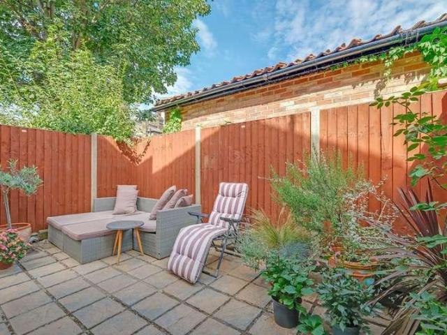 Flat for sale in Walworth, Greater London