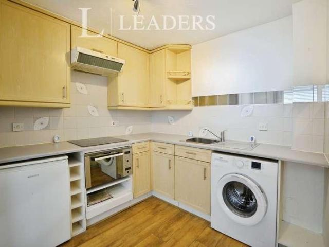 Flat for sale in Chipping Hill, Essex