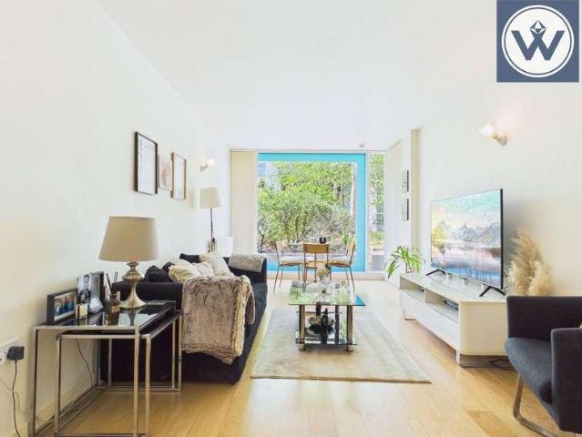 Flat for sale in Hayes, Greater London