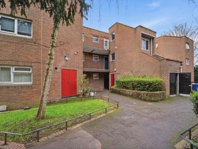 Flat for sale in London Borough of Ealing, Park Royal