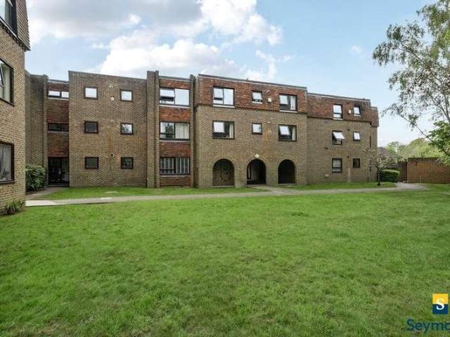Flat for sale in Westborough, Surrey