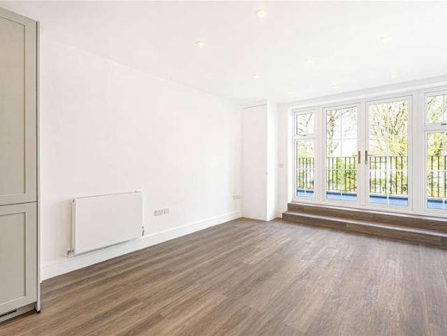 Flat for sale in Cockfosters, Greater London