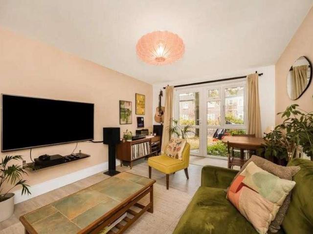 Flat for sale in Clapton Park, Greater London
