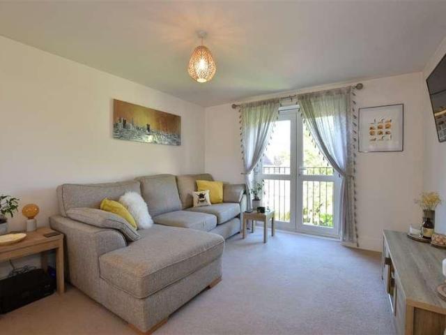 Flat for sale in Navestock Side, Essex