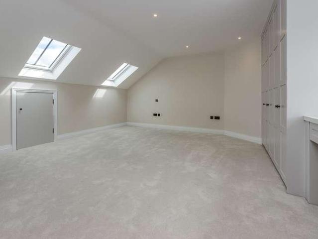 Flat for sale in The Hale, Mill Hill