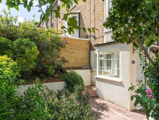 Flat for sale in North Sheen, Greater London