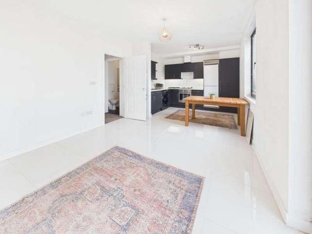 Flat for sale in Hillview, Surrey
