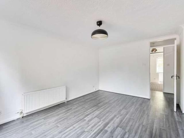 Flat for sale in Carshalton Beeches, Greater London