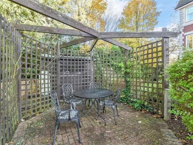 Flat for sale in Red Hill, Surrey
