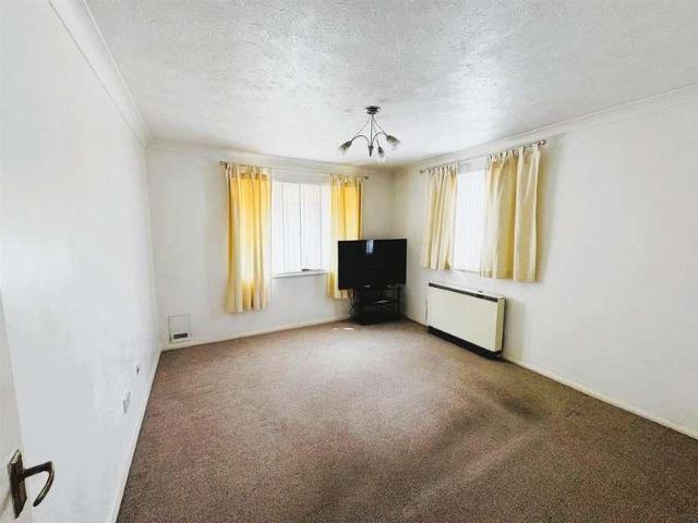 Flat for sale in London Borough of Hounslow, Osterley