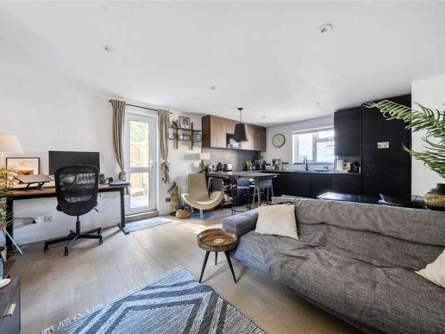 Flat for sale in London Borough of Ealing, Perivale
