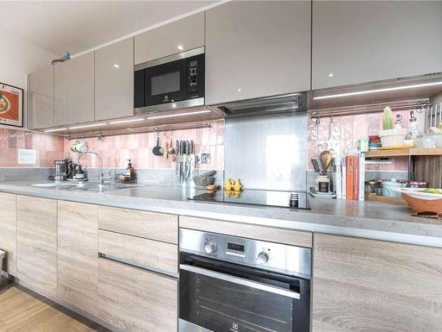 Flat for sale in Canning Town, Greater London