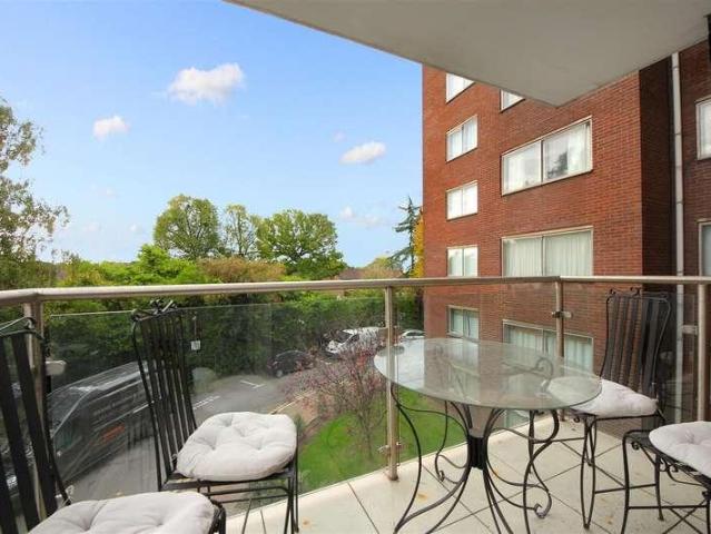 Flat for sale in London Borough of Ealing, Park Royal